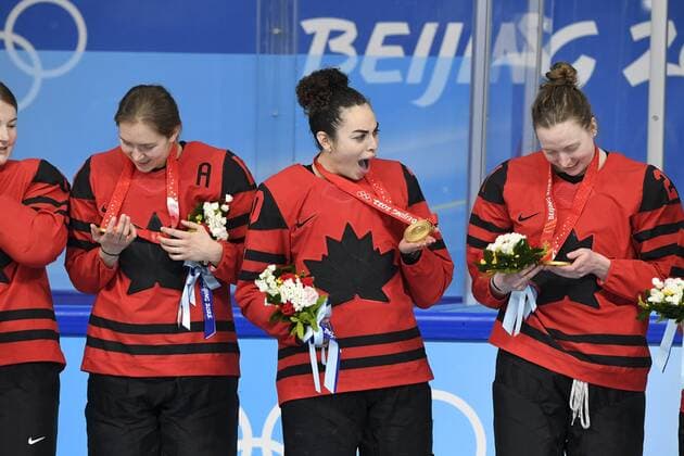 Team Canada players celebrate with the gold medals after the Women s Ice hockey, Eishockey gold-medal match Canada vs USA at the Beijing Winter Olympic Games, Olympische Spiele, Olympia, OS in the Wukesong Sports Centre in Beijing on February 17, 2022. Beijing China LKFTJK20220217085740CYHU  Copyright: xJussixNukarix