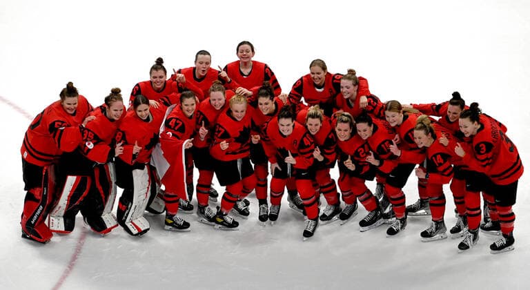 (220217) -- BEIJING, Feb. 17, 2022 -- Athletes of Canada pose for photos after the Ice hockey, Eishockey women s gold medal game of Beijing 2022 Winter Olympics between Canada and the United States at Wukesong Sports Centre in Beijing, capital of China, Feb. 17, 2022. ) (XHTP)(BEIJING2022)CHINA-BEIJING-OLYMPIC Winter games, Winterspiele,Spiele, Summer games ICE HOCKEY-WOMEN S GOLD MEDAL GAME-CAN VS USA (CN) LiuxXiao 