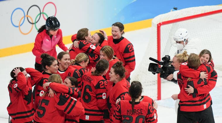 (220217) -- BEIJING, Feb. 17, 2022 -- Athletes of Canada celebrate after the Ice hockey, Eishockey women s gold medal game of Beijing 2022 Winter Olympics between Canada and the United States at Wukesong Sports Centre in Beijing, capital of China, Feb. 17, 2022. ) (BEIJING2022)CHINA-BEIJING-OLYMPIC Winter games, Winterspiele,Spiele, Summer games ICE HOCKEY-WOMEN S GOLD MEDAL GAME-CAN VS USA (CN) MengxYongmin 