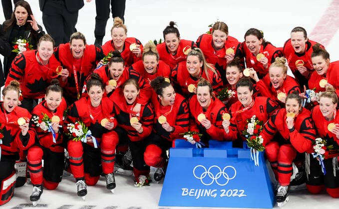 BEIJING, CHINA - FEBRUARY 17, 2022: Members of the Canadian women s Ice hockey, Eishockey team pose for a group picture with their gold medals during a victory ceremony after their match against the US at the Wukesong Arena as part of the 2022 Winter Olympic Games, Olympische Spiele, Olympia, OS Canada won 3-2. Sergei Bobylev TASS  TS123BB8