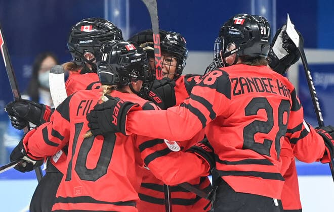 (220217) -- BEIJING, Feb. 17, 2022 -- Athletes of team Canada celebrate making a goal during the Ice hockey, Eishockey women s Gold medal game of Beijing 2022 Winter Olympics between Canada and the United States at Wukesong Sports Centre in Beijing, capital of China, Feb. 17, 2022. ) (BEIJING2022)CHINA-BEIJING-OLYMPIC Winter games, Winterspiele,Spiele, Summer games ICE HOCKEY-WOMEN S GOLD MEDAL GAME-CAN VS USA (CN) LiuxXiao 