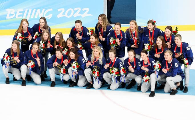 BEIJING, CHINA - FEBRUARY 17, 2022: Members of the Finnish women s Ice hockey, Eishockey team celebrate their bronze medals during a victory ceremony at the Wukesong Arena as part of the 2022 Winter Olympic Games, Olympische Spiele, Olympia, OS Sergei Bobylev TASS  TS123BBE