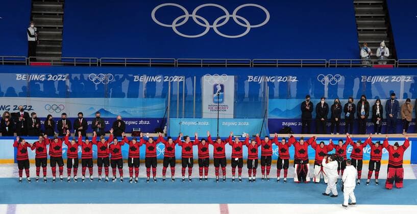 China Olympics 2022 Ice hockey, Eishockey Women Canada - US 8117750 17.02.2022 Gold medalists Canada s players celebrate during the victory ceremony for the women s ice hockey competition of the Beijing 2022 Winter Olympic Games, Olympische Spiele, Olympia, OS at Wukesong Sports Centre in Beijing, China. Alexander Vilf Sputnik Beijing China  Copyright: xAlexanderxVilfx