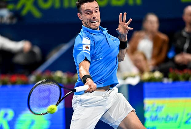 (220217) -- DOHA, Feb. 17, 2022 -- Roberto Bautista Agut of Spain returns the ball during the second round of ATP, Tennis Herren Qatar Open Tennis match against Andy Murray of Great Britain at the Khalifa International Tennis Complex in Doha, capital of Qatar, Feb. 16, 2022. (Photo by Xinhua) (SP)QATAR-DOHA Table tennis, Tischtennis ATP QATAR OPEN-SECOND ROUND Nikku 