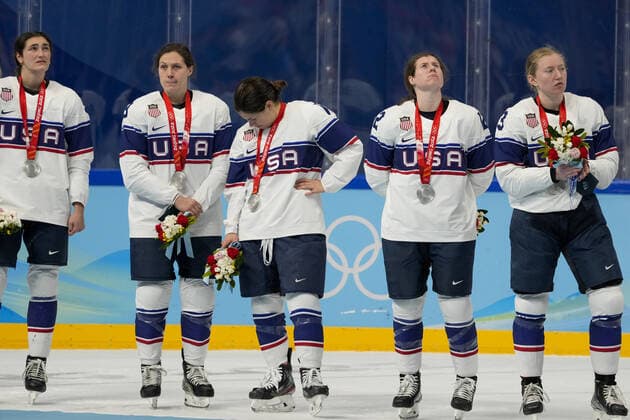 Team USA players react during the medals ceremony after losing their Women s Ice hockey, Eishockey Gold Medal match against Canada at the Wukesong sports center at the Beijing 2022 Winter Olympics on Thursday, February 17, 2022.  OLY20220217261 PaulxHanna