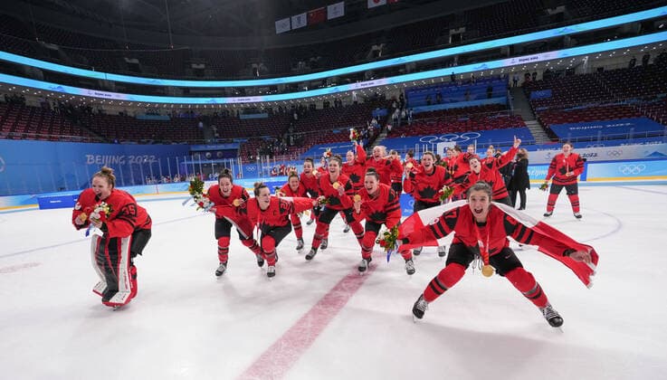 (220217) -- BEIJING, Feb. 17, 2022 -- Athletes of Canada celebrate during the awarding ceremony for the women s Ice hockey, Eishockey of Beijing 2022 Winter Olympics at Wukesong Sports Centre in Beijing, capital of China, Feb. 17, 2022. ) (BEIJING2022)CHINA-BEIJING-OLYMPIC Winter games, Winterspiele,Spiele, Summer games WOMEN S ICE HOCKEY-AWARDING CEREMONY (CN) DuxYu 
