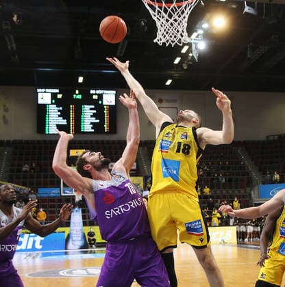 V.li. Haris Hujic (Göttingen), Jonas Wohlfarth-Bottermann (Riesen) . MHP Riesen Ludwigsburg vs.BG Göttingen . Basketball-Bundesliga 2021-2022. Ludwigsburg , GER, 16.02.2022,