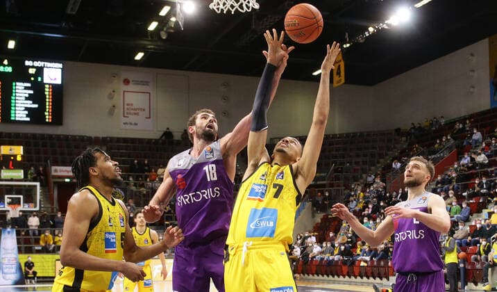 Ludwigsburg , Basketball easycredit BBL Bundesliga . MHP Riesen Ludwigsburg vs. BG Göttingen , von links: Justin Simon ( Riesen ) Harper Kamp ( Götti ) Jonathan Bähre ( Riesen )