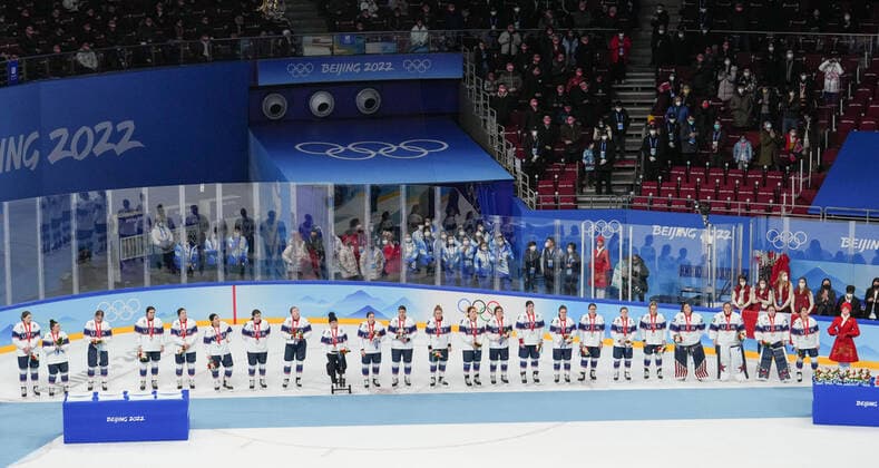 (220217) -- BEIJING, Feb. 17, 2022 -- Team USA attend the awarding ceremony for the women s Ice hockey, Eishockey of Beijing 2022 Winter Olympics at Wukesong Sports Centre in Beijing, capital of China, Feb. 17, 2022. ) (BEIJING2022)CHINA-BEIJING-OLYMPIC Winter games, Winterspiele,Spiele, Summer games WOMEN S ICE HOCKEY-AWARDING CEREMONY (CN) MengxYongmin 