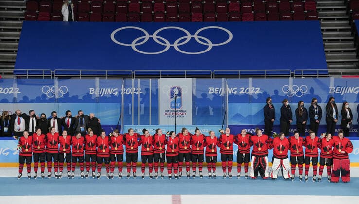 (220217) -- BEIJING, Feb. 17, 2022 -- Team Canada attend the awarding ceremony for the women s Ice hockey, Eishockey of Beijing 2022 Winter Olympics at Wukesong Sports Centre in Beijing, capital of China, Feb. 17, 2022. ) (BEIJING2022)CHINA-BEIJING-OLYMPIC Winter games, Winterspiele,Spiele, Summer games WOMEN S ICE HOCKEY-AWARDING CEREMONY (CN) MengxYongmin 
