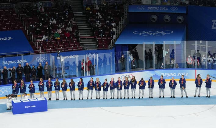 (220217) -- BEIJING, Feb. 17, 2022 -- Team Finland attend the awarding ceremony for the women s Ice hockey, Eishockey of Beijing 2022 Winter Olympics at Wukesong Sports Centre in Beijing, capital of China, Feb. 17, 2022. ) (BEIJING2022)CHINA-BEIJING-OLYMPIC Winter games, Winterspiele,Spiele, Summer games WOMEN S ICE HOCKEY-AWARDING CEREMONY (CN) MengxYongmin 