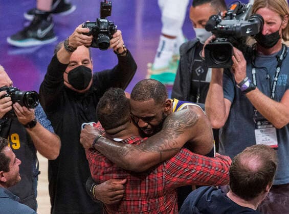 Sport Themen der Woche KW 07 February 16, 2022, Los Angeles, California, USA: LeBron James 6 of the Los Angeles Lakers is congratulated by Super Bowl Champion Aaron Donald of the Los Angeles Rams after winning their NBA, Basketball Herren, USA game against the Utah Jazz on Wednesday February 16, 2022 at Crypto.com Arena in Los Angeles, California. Lakers defeat Jazz, 106-101. PI Los Angeles USA - ZUMAp124 20220216_zaa_p124_040 Copyright: xJAVIERxROJASx