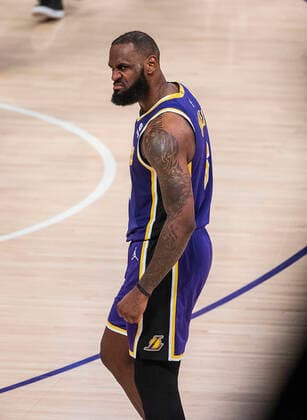 February 16, 2022, Los Angeles, California, USA: LeBron James 6 of the Los Angeles Lakers reacts after scoring for the lead during their NBA, Basketball Herren, USA game against the Utah Jazz on Wednesday February 16, 2022 at Crypto.com Arena in Los Angeles, California. Lakers defeat Jazz, 106-101. PI Los Angeles USA - ZUMAp124 20220216_zaa_p124_038 Copyright: xJAVIERxROJASx
