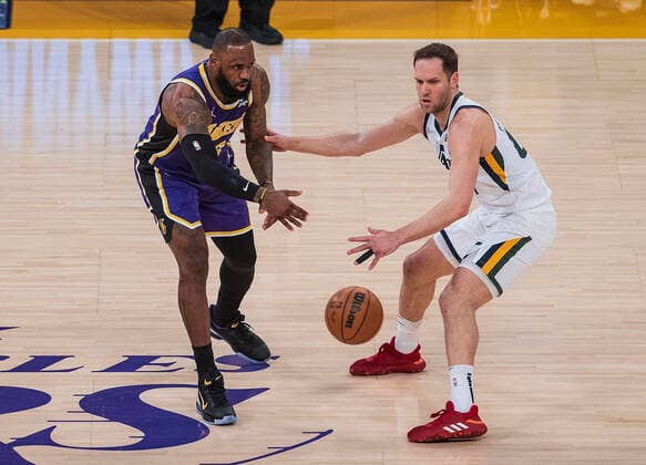 February 16, 2022, Los Angeles, California, USA: LeBron James 6 of the Los Angeles Lakers passes the ball past Bojan Bogdanovic 44 of the Utah Jazz during their NBA, Basketball Herren, USA game on Wednesday February 16, 2022 at Crypto.com Arena in Los Angeles, California. Lakers defeat Jazz, 106-101. PI Los Angeles USA - ZUMAp124 20220216_zaa_p124_035 Copyright: xJAVIERxROJASx