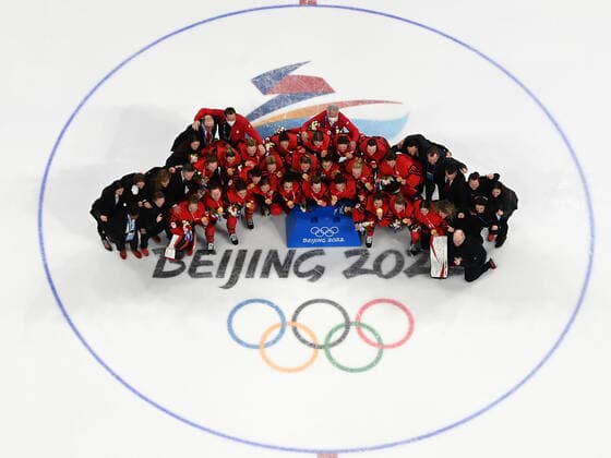 (220217) -- BEIJING, Feb. 17, 2022 -- Team Canada pose for photos during the awarding ceremony for the women s Ice hockey, Eishockey of Beijing 2022 Winter Olympics at Wukesong Sports Centre in Beijing, capital of China, Feb. 17, 2022. ) (XHTP)(BEIJING2022)CHINA-BEIJING-OLYMPIC Winter games, Winterspiele,Spiele, Summer games WOMEN S ICE HOCKEY-AWARDING CEREMONY (CN) XuxZijian 
