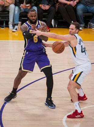 February 16, 2022, Los Angeles, California, USA: LeBron James 6 of the Los Angeles Lakers passes the ball past Bojan Bogdanovic 44 of the Utah Jazz during their NBA, Basketball Herren, USA game on Wednesday February 16, 2022 at Crypto.com Arena in Los Angeles, California. Lakers defeat Jazz, 106-101. PI Los Angeles USA - ZUMAp124 20220216_zaa_p124_028 Copyright: xJAVIERxROJASx