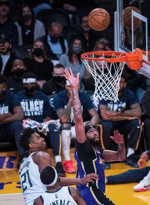 February 16, 2022, Los Angeles, California, USA: Anthony Davis 3 of the Los Angeles Lakers puts up a shot during their NBA, Basketball Herren, USA game against the Utah Jazz on Wednesday February 16, 2022 at Crypto.com Arena in Los Angeles, California. Lakers defeat Jazz, 106-101. PI Los Angeles USA - ZUMAp124 20220216_zaa_p124_029 Copyright: xJAVIERxROJASx