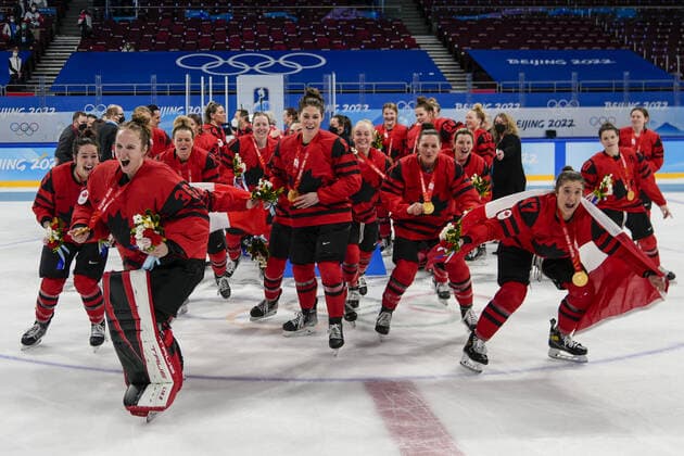 Team Canada players celebrate winning the gold medal in their Women s Ice hockey, Eishockey Gold Medal match against the USA at the Wukesong sports center at the Beijing 2022 Winter Olympics on Thursday, February 17, 2022.  OLY20220217267 PaulxHanna