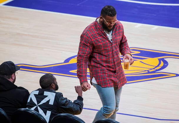 February 16, 2022, Los Angeles, California, USA: Super Bowl Champion Aaron Donald of the Los Angeles Rams bumps with Floyd Mayweather at the NBA, Basketball Herren, USA game between the Los Angeles Lakers and the Utah Jazz on Wednesday February 16, 2022 at Crypto.com Arena in Los Angeles, California. Lakers defeat Jazz, 106-101. PI Los Angeles USA - ZUMAp124 20220216_zaa_p124_043 Copyright: xJAVIERxROJASx