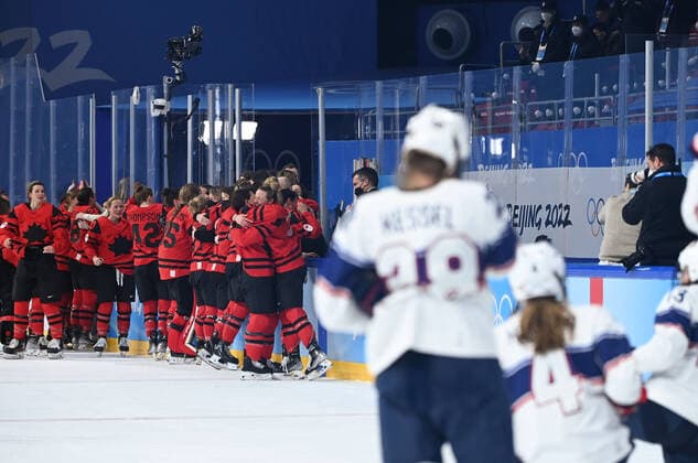 (220217) -- BEIJING, Feb. 17, 2022 -- Team Canada celebrate after winning the gold medal in the Ice hockey, Eishockey women s gold medal game of the Beijing 2022 Winter Olympics between Canada and the United States at Wukesong Sports Centre in Beijing, capital of China, Feb. 17, 2022. ) (BEIJING2022)CHINA-BEIJING-OLYMPIC Winter games, Winterspiele,Spiele, Summer games ICE HOCKEY-WOMEN S GOLD MEDAL GAME-CAN VS USA (CN) HuangxZongzhi 