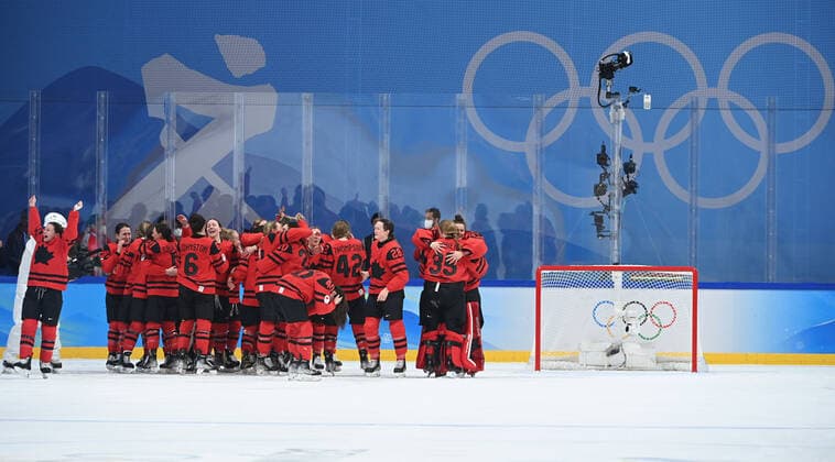 (220217) -- BEIJING, Feb. 17, 2022 -- Team Canada celebrate after winning the gold medal in the Ice hockey, Eishockey women s gold medal game of the Beijing 2022 Winter Olympics between Canada and the United States at Wukesong Sports Centre in Beijing, capital of China, Feb. 17, 2022. ) (BEIJING2022)CHINA-BEIJING-OLYMPIC Winter games, Winterspiele,Spiele, Summer games ICE HOCKEY-WOMEN S GOLD MEDAL GAME-CAN VS USA (CN) HuangxZongzhi 