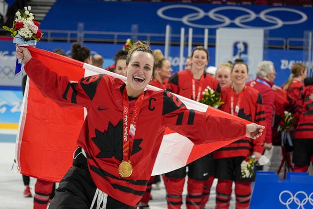 Canada forward Marie-Philip Poulin 29 celebrares with team-mates after winning the gold medal in their Women s Ice hockey, Eishockey Gold Medal match against the USA at the Wukesong sports center at the Beijing 2022 Winter Olympics on Thursday, February 17, 2022.  OLY20220217276 PaulxHanna