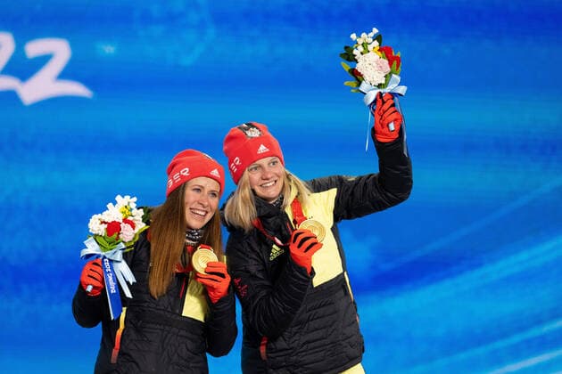 Bilder des Jahres 2022, Sport 02 Februar Sport Themen der Woche KW 07 Sport Bilder des Tages 220217 Katharina Hennig and Victoria Carl of Germany with their gold medals at the medal ceremony for women s cross-country skiing team sprint during day 13 of the 2022 Winter Olympics on February 17, 2022 in Zhangjiakou. Photo: Vegard Grott BILDBYRAN kod VG JM0291 bbeng Olympic Games, Olympische Spiele, Olympia, OS olympics winter olympics os ol olympiska spel vinter-os olympiske leker peking peking 2022 beijing 2022 beijing 2022 olympic games beijing 2022 winter olympic games peking-os beijing-ol vinter-ol medaljceremoni medaljeseremoni sprint teamsprint tyskland gold guld jubel *** 220217 Katharina Hennig and Victoria Carl of Germany with their gold medals at the medal ceremony for women s cross country skiing team sprint during day 13 of the 2022 Winter Olympics on February 17, 2022 in Zhangjiakou Photo Vegard Grott BILDBYRAN kod VG JM0291 bbeng olympic games olympics Winter Olympics Olympic Games Winter Olympics Winter Olympics Beijing Beijing 2022 Beijing 2022 Beijing 2022 Olympic Games Beijing 2022 Winter Olympic Games Beijing Os Beijing Olympic Winter Olympics Medal Ceremony Medal Ceremony Sprint Team Sprint Germany Gold Gold Cheers,  Copyright: VEGARDxGRoTT BB220217VG016