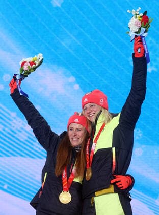 ZHANGJIAKOU, CHINA - FEBRUARY 17, 2022: Cross-country skiers Katharina Hennig (L) and Victoria Carl of Germany celebrate their gold medals during the women s team sprint classical victory ceremony at the Medal Plaza as part of the 2022 Winter Olympic Games, Olympische Spiele, Olympia, OS Stanislav Krasilnikov TASS  TS123CD5