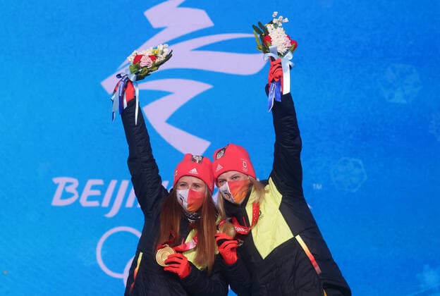 ZHANGJIAKOU, CHINA - FEBRUARY 17, 2022: Cross-country skiers Katharina Hennig (L) and Victoria Carl of Germany celebrate their gold medals during the women s team sprint classical victory ceremony at the Medal Plaza as part of the 2022 Winter Olympic Games, Olympische Spiele, Olympia, OS Stanislav Krasilnikov TASS  TS123CD7