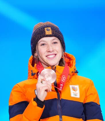 (220217) -- BEIJING, Feb. 17, 2022 -- Bronze medalist Suzanne Schulting of the Netherlands poses during the awarding ceremony of short track Speed skating, Eisschnelllauf women s 1500m at the Beijing Medals Plaza of the Winter Olympics in Beijing, capital of China, Feb. 17, 2022. ) (BEIJING2022)CHINA-BEIJING-OLYMPIC Winter games, Winterspiele,Spiele, Summer games AWARDING CEREMONY-SHORT TRACK SPEED SKATING (CN) JuxHuanzong 