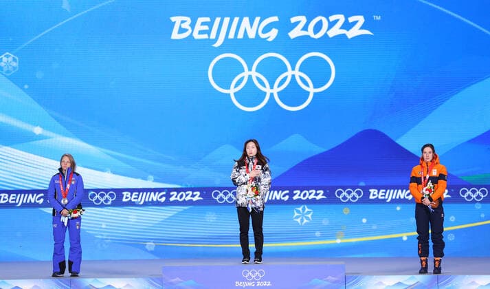 (220217) -- BEIJING, Feb. 17, 2022 -- Gold medalist Choi Minjeong (C) of South Korea, silver medalist Arianna Fontana (L) of Italy and bronze medalist Suzanne Schulting of the Netherlands react during the awarding ceremony of short track Speed skating, Eisschnelllauf women s 1500m at the Beijing Medals Plaza of the Winter Olympics in Beijing, capital of China, Feb. 17, 2022. ) (BEIJING2022)CHINA-BEIJING-OLYMPIC Winter games, Winterspiele,Spiele, Summer games AWARDING CEREMONY-SHORT TRACK SPEED SKATING (CN) YangxLei