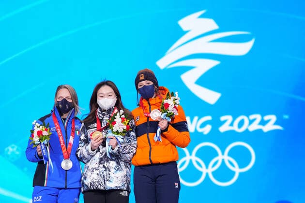 (220217) -- BEIJING, Feb. 17, 2022 -- Gold medalist Choi Minjeong (C) of South Korea, silver medalist Arianna Fontana (L) of Italy and bronze medalist Suzanne Schulting of the Netherlands pose during the awarding ceremony of short track Speed skating, Eisschnelllauf women s 1500m at the Beijing Medals Plaza of the Winter Olympics in Beijing, capital of China, Feb. 17, 2022. ) (BEIJING2022)CHINA-BEIJING-OLYMPIC Winter games, Winterspiele,Spiele, Summer games AWARDING CEREMONY-SHORT TRACK SPEED SKATING (CN) JuxHuanzong