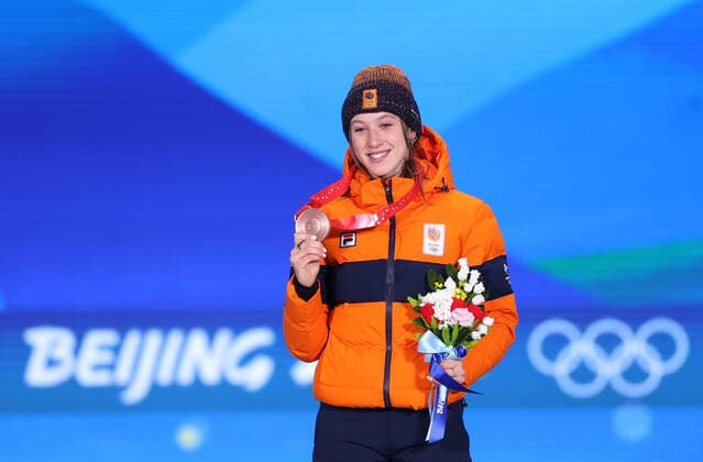 (220217) -- BEIJING, Feb. 17, 2022 -- Bronze medalist Suzanne Schulting of the Netherlands poses during the awarding ceremony of short track Speed skating, Eisschnelllauf women s 1500m at the Beijing Medals Plaza of the Winter Olympics in Beijing, capital of China, Feb. 17, 2022. ) (BEIJING2022)CHINA-BEIJING-OLYMPIC Winter games, Winterspiele,Spiele, Summer games AWARDING CEREMONY-SHORT TRACK SPEED SKATING (CN) YangxLei 