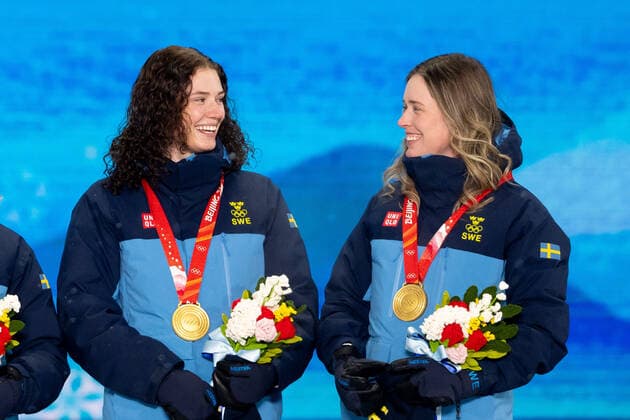 220217 Hanna Öberg and Elvira Öberg of Sweden with their gold medals at the medal ceremony for women s biathlon 4 x 6 km relay during day 13 of the 2022 Winter Olympics on February 17, 2022 in Zhangjiakou Photo Vegard Grott BILDBYRAN kod VG JM0291 bbeng olympic games olympics winter olympics os ol olympics winter os olympics peking peking Beijing 2022 beijing 2022 beijing 2022 olympic games beijing 2022 winter olympic games beijing os beijing ol winter ol medal ceremony medal ceremony biathlon relay cheer sweden gold gold medal,  Copyright: VEGARDxGRoTT BB220217VG050