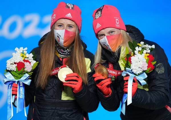 Sport Bilder des Tages China Olympics 2022 Medal Ceremony 8118080 17.02.2022 Gold medalists Germany s Katharina Hennig and Victoria Carl celebrate on the podium during an award ceremony for the women s cross-country team sprint classic event during the Beijing 2022 Winter Olympic Games, Olympische Spiele, Olympia, OS at the Medals Plaza in Zhangjiakou, China. Pavel Bednyakov Sputnik Zhangjiakou China  Copyright: xPavelxBednyakovx