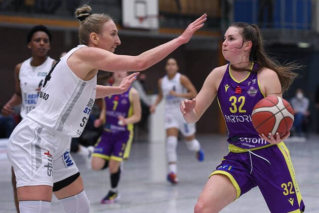 Basketball Damen 1. Bundesliga 21. Spieltag Herner TC - medical instinct Veilchen BG74 am 16.02.2022 im Sportpark Wanne-Eickel in Herne Sofia Pelander ( Herne ), links - Katharine Tudor ( Göttingen ), rechts xRx