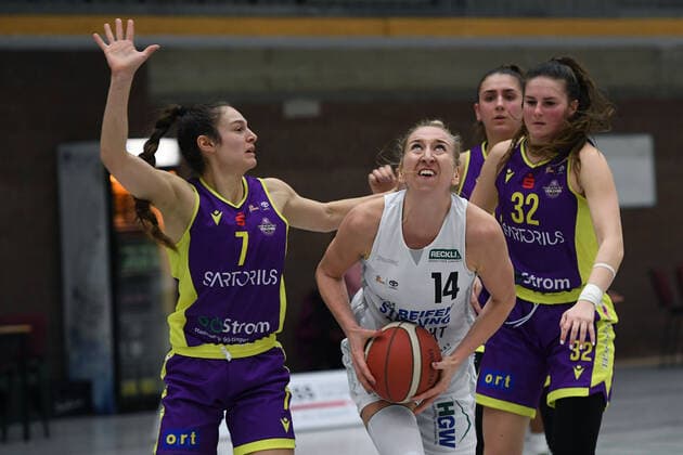 Basketball Damen 1. Bundesliga 21. Spieltag Herner TC - medical instinct Veilchen BG74 am 16.02.2022 im Sportpark Wanne-Eickel in Herne Jennifer Crowder ( Göttingen ), links - Sofia Pelander ( Herne ), mitte - Katharine Tudor ( Göttingen ), rechts xRx