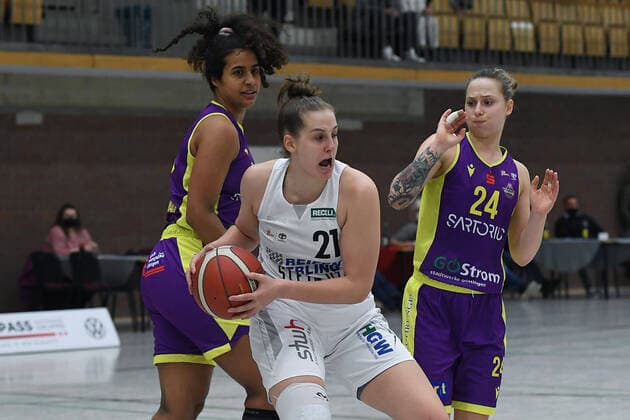 Basketball Damen 1. Bundesliga 21. Spieltag Herner TC - medical instinct Veilchen BG74 am 16.02.2022 im Sportpark Wanne-Eickel in Herne Sarah Polleros ( Herne ), vorne - Thalia Kretschmar ( Göttingen ), hinten links - Sylwia Bujniak ( Göttingen ), hinten rechts xRx
