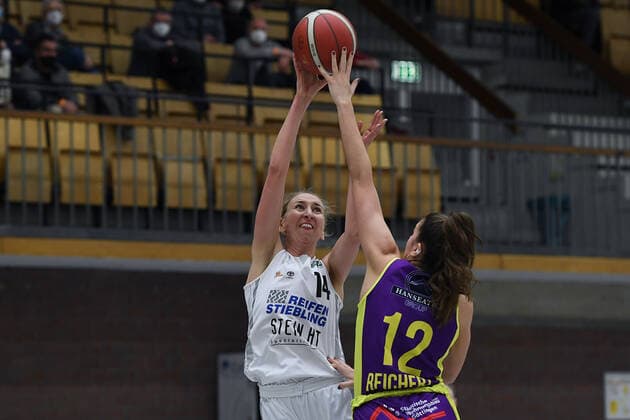 Basketball Damen 1. Bundesliga 21. Spieltag Herner TC - medical instinct Veilchen BG74 am 16.02.2022 im Sportpark Wanne-Eickel in Herne Sofia Pelander ( Herne ), links - Stella Marie Reichert ( Göttingen ), rechts xRx