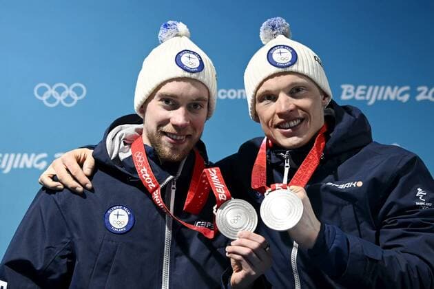 EDS. NOTE, CORRECTED NISKANEN S FIRST NAME!! LKS 20220217 Second placed Joni Mäki (left) and Iivo Niskanen of Finland posing with their silver medals during the victory ceremony of Men s Cross Country Skiing Team Sprint Classic at the Beijing Winter Olympic Games, Olympische Spiele, Olympia, OS in Zhangjiakou on February 17, 2022. Zhangjiakou China LKFTJK20220217142025SEBR  Copyright: xMarkkuxUlanderx