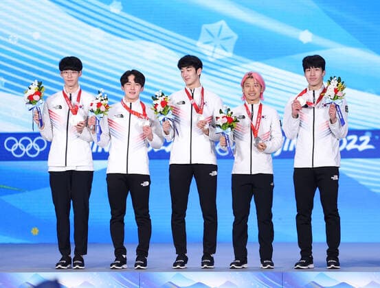 (220217) -- BEIJING, Feb. 17, 2022 -- Silver medalists Team South Korea pose during the awarding ceremony of short track Speed skating, Eisschnelllauf men s 5000m relay at the Beijing Medals Plaza of the Winter Olympics in Beijing, capital of China, Feb. 17, 2022. ) (BEIJING2022)CHINA-BEIJING-OLYMPIC Winter games, Winterspiele,Spiele, Summer games AWARDING CEREMONY-SHORT TRACK SPEED SKATING (CN) YangxLei 
