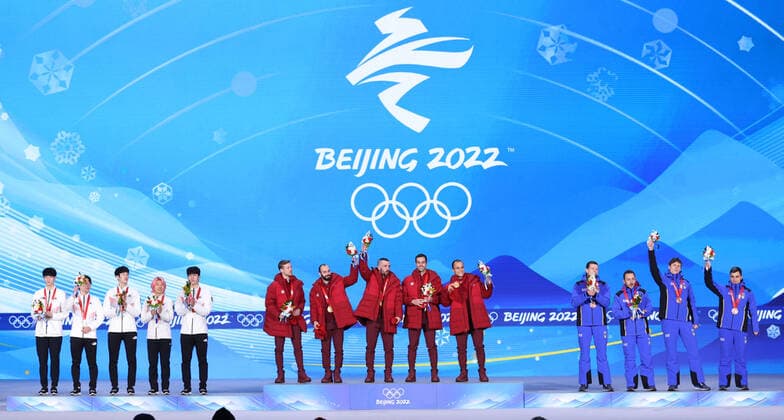 (220217) -- BEIJING, Feb. 17, 2022 -- Gold medalists Team Canada (C), silver medalists Team South Korea (L) and bronze medalists Team Italy react during the awarding ceremony of short track Speed skating, Eisschnelllauf men s 5000m relay at the Beijing Medals Plaza of the Winter Olympics in Beijing, capital of China, Feb. 17, 2022. ) (BEIJING2022)CHINA-BEIJING-OLYMPIC Winter games, Winterspiele,Spiele, Summer games AWARDING CEREMONY-SHORT TRACK SPEED SKATING (CN) YangxLei 