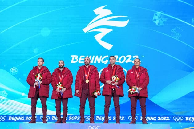 (220217) -- BEIJING, Feb. 17, 2022 -- Gold medalists Team Canada react during the awarding ceremony of short track Speed skating, Eisschnelllauf men s 5000m relay at the Beijing Medals Plaza of the Winter Olympics in Beijing, capital of China, Feb. 17, 2022. ) (BEIJING2022)CHINA-BEIJING-OLYMPIC Winter games, Winterspiele,Spiele, Summer games AWARDING CEREMONY-SHORT TRACK SPEED SKATING (CN) JuxHuanzong 