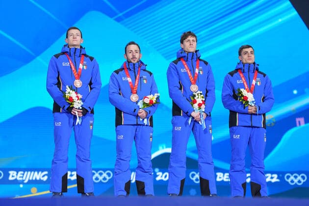 (220217) -- BEIJING, Feb. 17, 2022 -- Bronze medalists Team Italy react during the awarding ceremony of short track Speed skating, Eisschnelllauf men s 5000m relay at the Beijing Medals Plaza of the Winter Olympics in Beijing, capital of China, Feb. 17, 2022. ) (BEIJING2022)CHINA-BEIJING-OLYMPIC Winter games, Winterspiele,Spiele, Summer games AWARDING CEREMONY-SHORT TRACK SPEED SKATING (CN) JuxHuanzong 