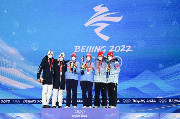 (220217) -- ZHANGJIAKOU, Feb. 17, 2022 -- Silver medalists Iivo Niskanen and Joni Maki of Finland, gold medalists Erik Valnes and Johannes Hoesflot Klaebo of Norway, bronze medalists Alexander Bolshunov and Alexander Terentev of ROC (from L to R) pose during the awarding ceremony of cross-country skiing men s team sprint classic at Zhangjiakou Medals Plaza of the Winter Olympics in Zhangjiakou, north China s Hebei Province, Feb. 17, 2022. ) (BEIJING2022)CHINA-ZHANGJIAKOU-OLYMPIC Winter games, Winterspiele,Spiele, Summer games AWARDING CEREMONY-CROSS-COUNTRY SKIING (CN) MuxYu