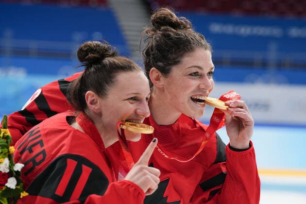 (220217) -- BEIJING, Feb. 17, 2022 -- Gold medalists Canadian players celebrate during the awarding ceremony of the Ice hockey, Eishockey women s gold medal game of the Beijing 2022 Winter Olympics between Canada and the United States at Wukesong Sports Centre in Beijing, capital of China, Feb. 17, 2022. ) (BEIJING2022)CHINA-BEIJING-OLYMPIC Winter games, Winterspiele,Spiele, Summer games ICE HOCKEY-WOMEN S GOLD MEDAL GAME-CAN VS USA (CN) DuxYu 