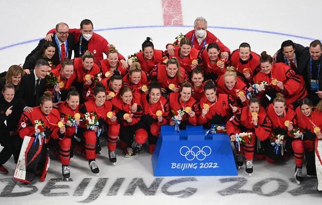 (220217) -- BEIJING, Feb. 17, 2022 -- Gold medalists Team Canada pose for a group photo after the awarding ceremony of the Ice hockey, Eishockey women s gold medal game of the Beijing 2022 Winter Olympics between Canada and the United States at Wukesong Sports Centre in Beijing, capital of China, Feb. 17, 2022. ) (BEIJING2022)CHINA-BEIJING-OLYMPIC Winter games, Winterspiele,Spiele, Summer games ICE HOCKEY-WOMEN S GOLD MEDAL GAME-CAN VS USA (CN) LiuxXiao 