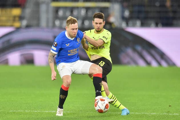 Fußball - Europa League - Borussia Dortmund - Glasgow Rangers am 17.02.2022 im Signal Iduna Park in Dortmund Raphael Guerreiro (Borussia Dortmund) im Zweikampf gegen Scott Arfield (Glasgow Rangers). MT