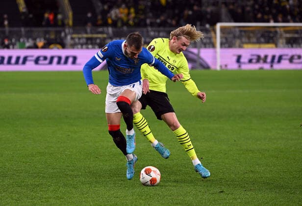 17 02 2022, xjhx, football UEFA Europa League , Borussia Dortmund Glasgow Rangers emspor, v l Borna Barisic Glasgow Rangers , Julian Brandt Borussia Dortmund DFL DFB REGULATIONS PROHIBIT ANY USE OF PHOTOGRAPHS as IMAGE SEQUENCES and or QUASI VIDEO Dortmund
