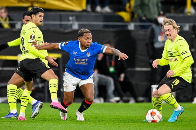 Europa League, Play Off Borussia Dortmund Glasgow Rangers 17 02 2022 at Signal Iduna Park in Dortmund Dortmund s Mahmoud Dahoud in a duel with Glasgow s Alfredo Morelos and Dortmund s Julian Brandt Copyright: xChristopherxNeundorfx